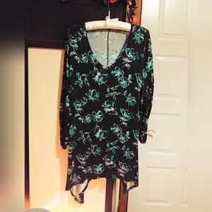 Apt 9 XL Black and Teal Floral V Neck Long Sleeve Shark Bite Hem
